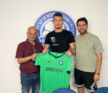 השוער במעמד החתימה