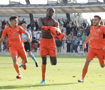 הייפורד חוגג עם חבריו (בן מלניק)