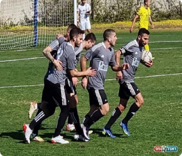 לא ברור. שחקני חולון (צילום: רועי אסף)