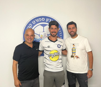 אלגרישי במעמד החתימה