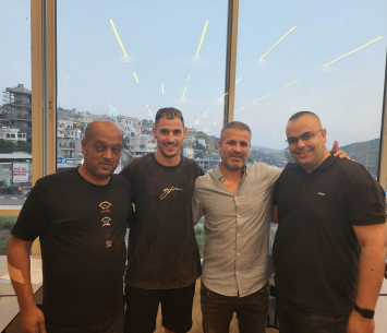 ממן במעמד החתימה