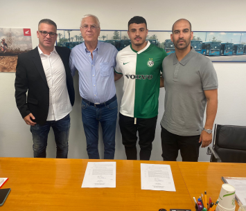 אליהו לצד סוכנו אורן יחזקאל