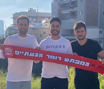 ארצי במעמד החתימה