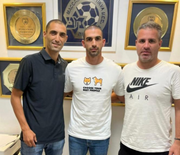 עוזרי במעמד החתימה