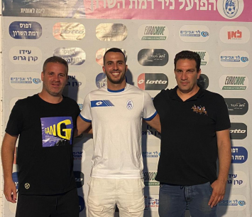 חסן במעמד החתימה