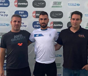 שכטר במעמד החתימה