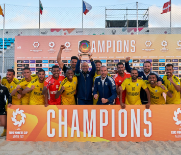 חוגג עם השחקנים. אביב