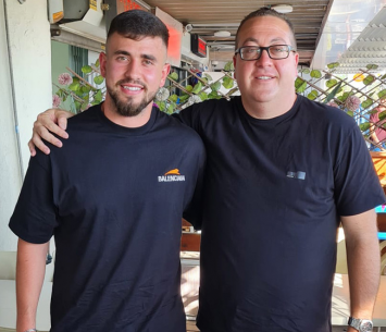 קיסוס לצד סוכנו גיא וייס