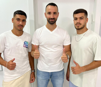 שני האחים במעמד החתימה