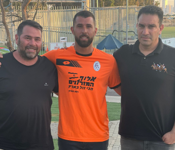 אלקסלסי במעמד החתימה