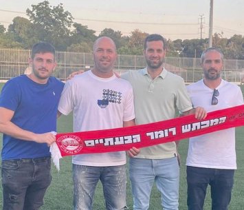 דני היימן במעמד החתימה