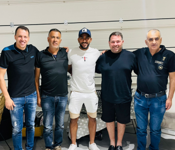 גיש במעמד החתימה 