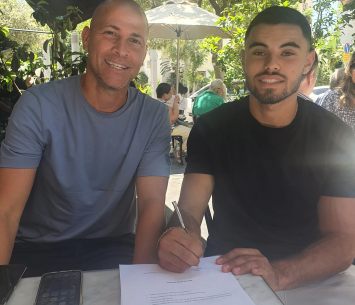 שוורץ במעמד החתימה