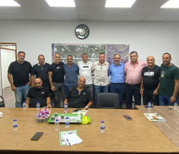 ראדי במעמד החתימה