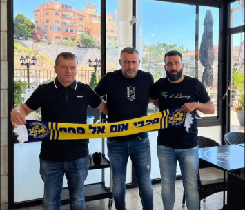 עבאס במעמד החתימה