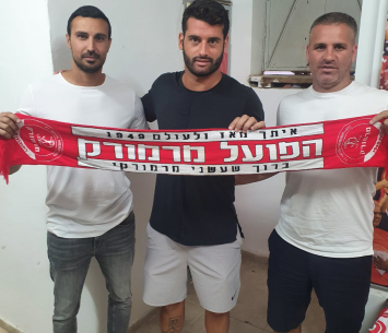 מוניס במעמד החתימה