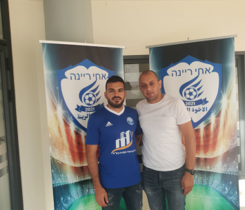 מריסאת במעמד החתימה