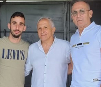 מצא בית חדש. אדלשטיין במעמד החתימה (פייסבוק מכבי יבנה)