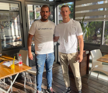 פלדמן במעמד החתימה