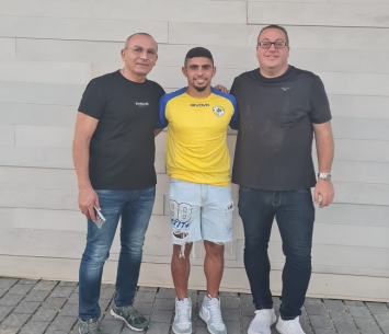 מזרחי במעמד החתימה