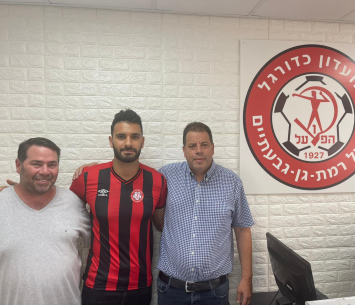 כיאל במעמד החתימה