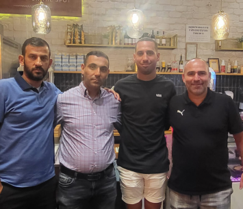 כלפה במעמד החתימה