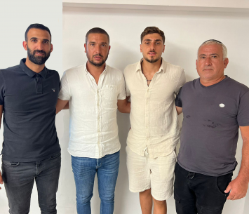 השוער במעמד החתימה