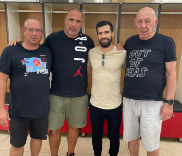 הילל במעמד החתימה 