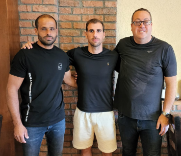 אופמן במעמד החתימה