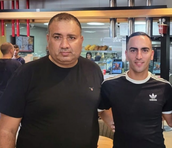 נפעא במעמד החתימה