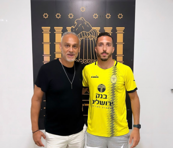 מזל במעמד החתימה 