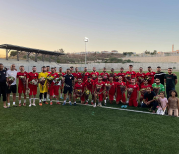 השחקנים קיבלו זרי פרחים באימון הבכורה