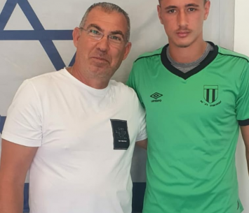 ברנס במעמד החתימה