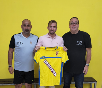 ספיר במעמד החתימה 