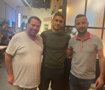 עומרי במעמד החתימה