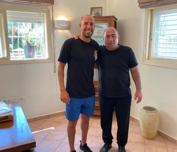 פורת במעמד החתימה