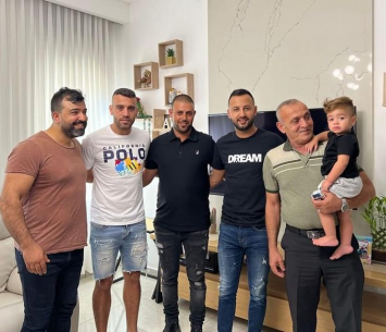 דיב במעמד החתימה