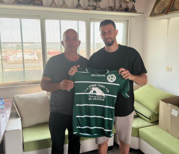 ביסאן במעמד החתימה