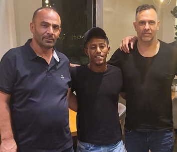 מלסה במעמד החתימה