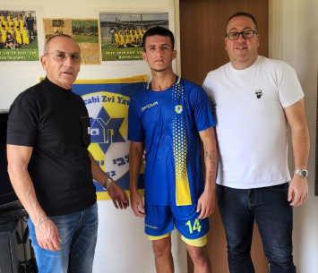 סופר במעמד החתימה