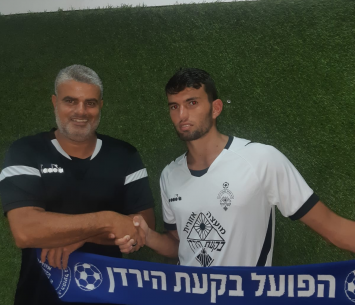 טייב במעמד החתימה