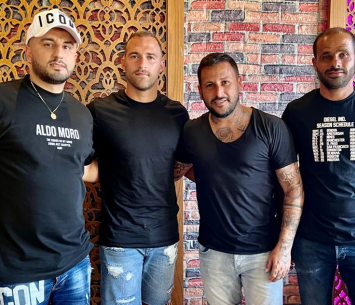 פרחאת במעמד החתימה 