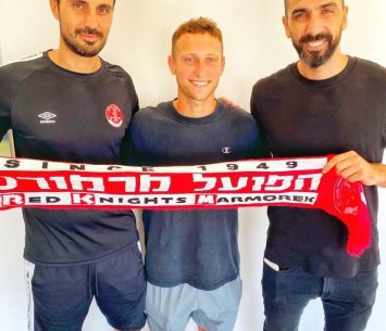 לוינגר במעמד החתימה