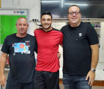 המגן במעמד החתימה 