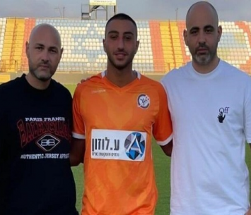 שחקן בוגרים במשרה מלאה. יובל ששון לצד סוכניו, עוז חביב ואבי זהבי