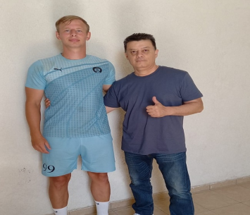 אנטין במעמד החתימה