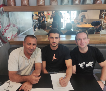 עמר במעמד החתימה