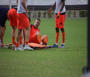 רגע הפציעה. בן ארי (צילום: בן מלניק)