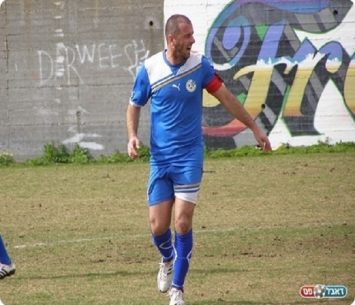 מתחיל קריירה חדשה. טל