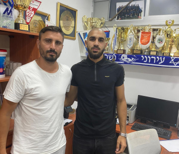 בן נח'אש במעמד החתימה